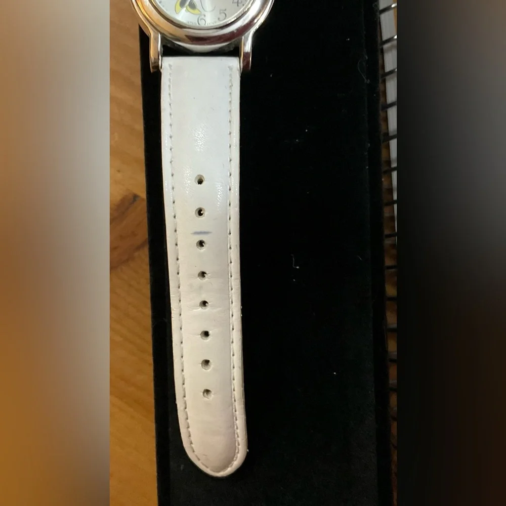 Disney: Woman’s Disney Minnie Mouse glitter floating hearts white wrist watch.